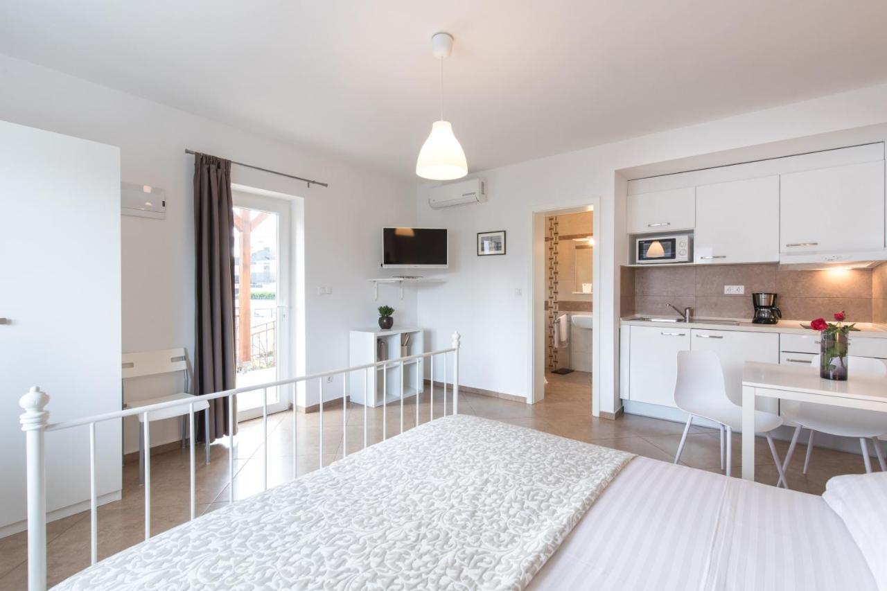 Apartmani Laura Krk クルク エクステリア 写真