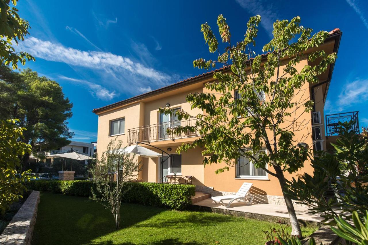 Apartmani Laura Krk クルク エクステリア 写真