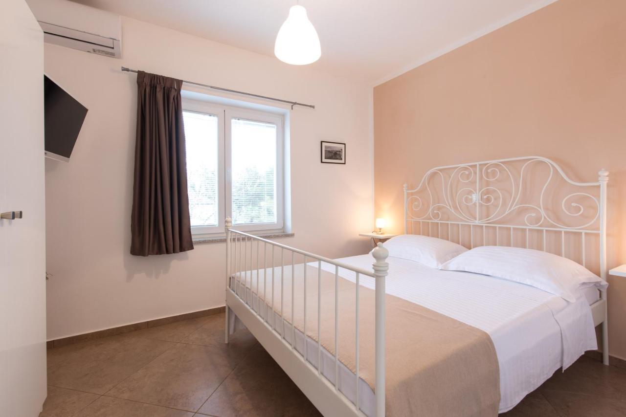 Apartmani Laura Krk クルク エクステリア 写真
