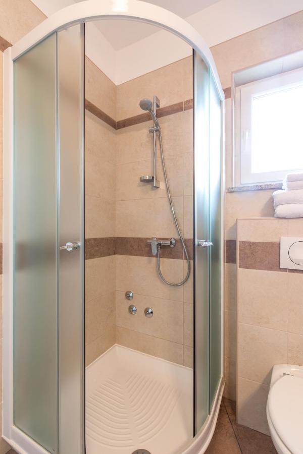 Apartmani Laura Krk クルク エクステリア 写真