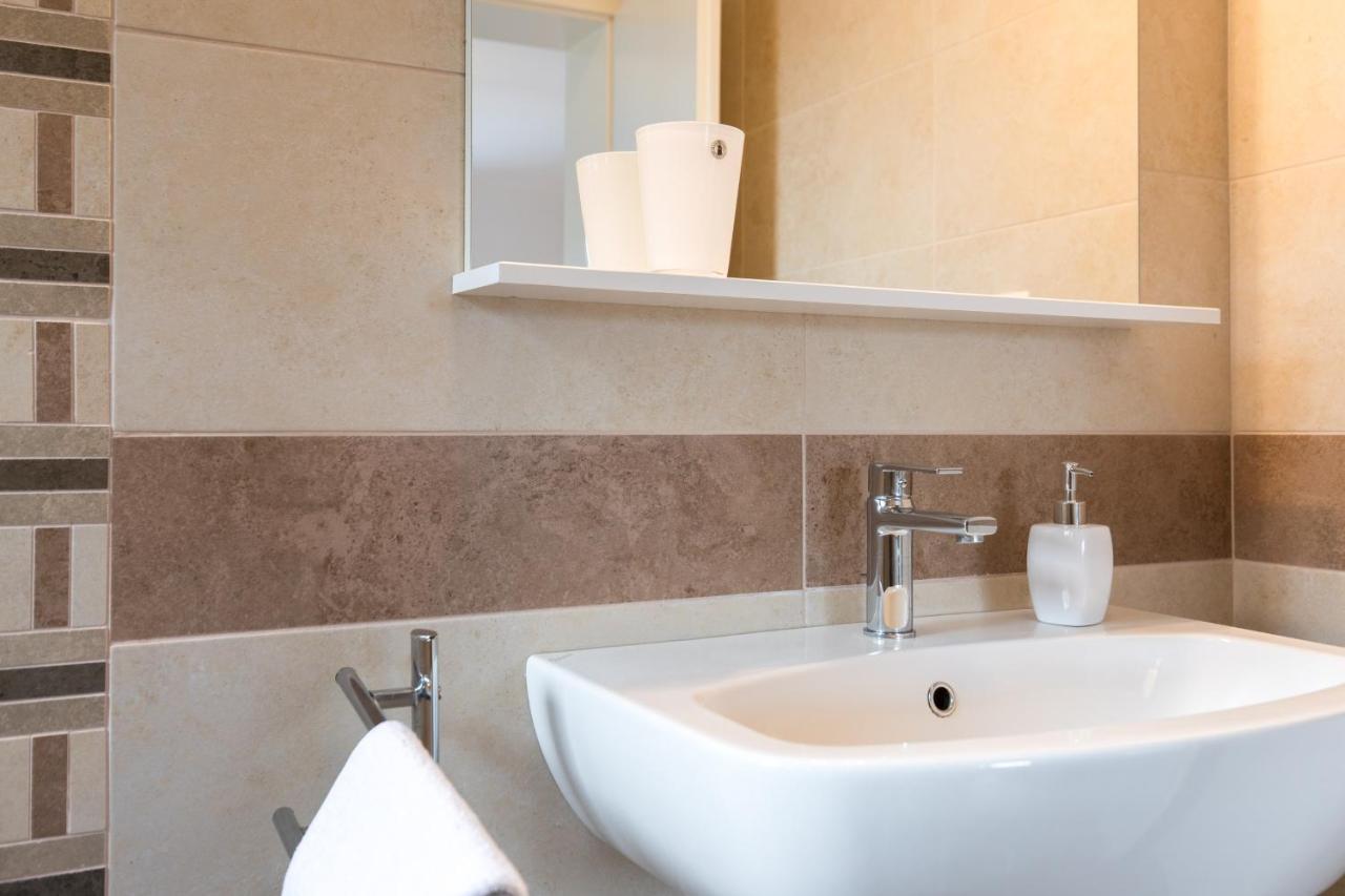 Apartmani Laura Krk クルク エクステリア 写真