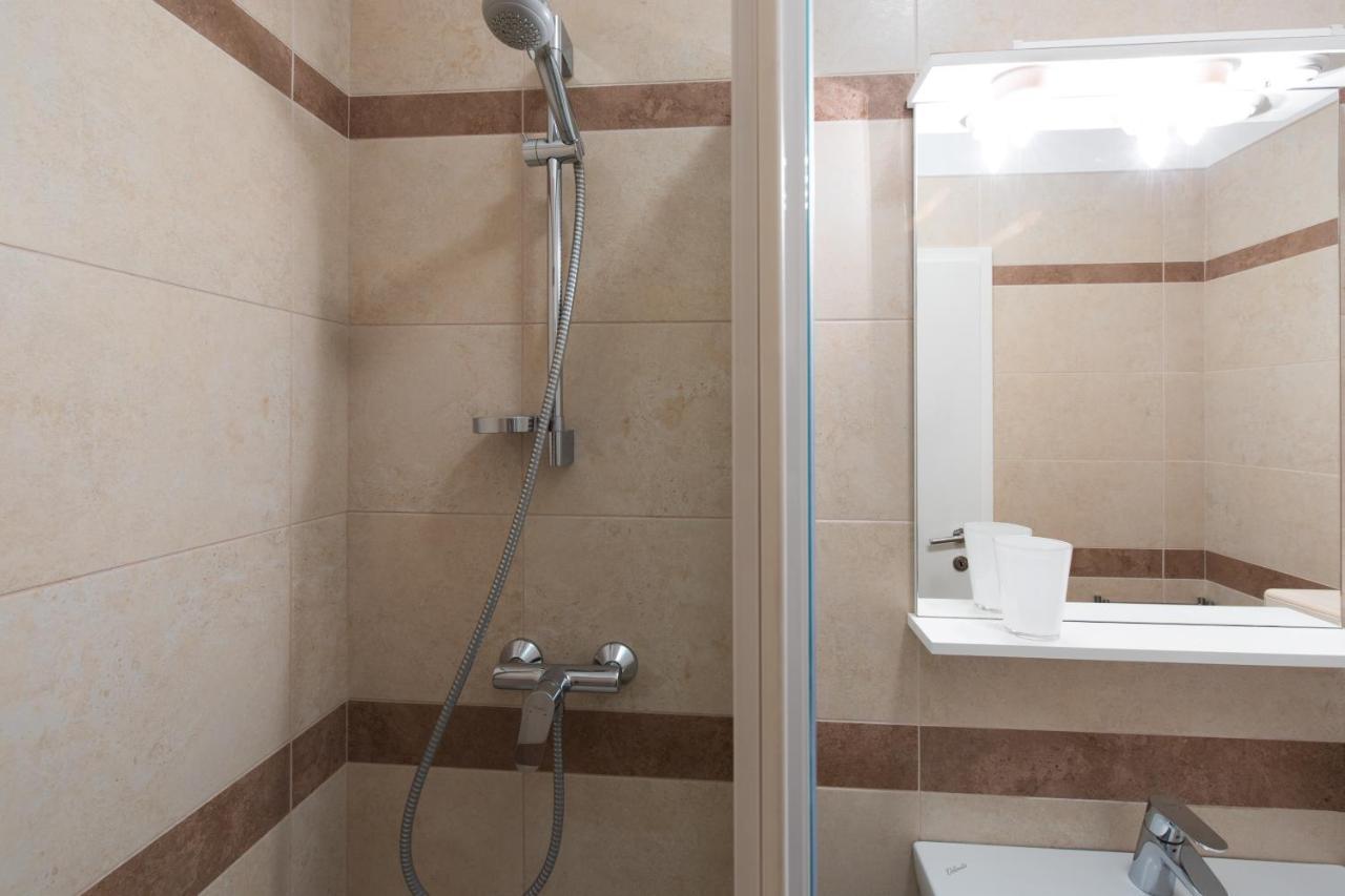 Apartmani Laura Krk クルク エクステリア 写真