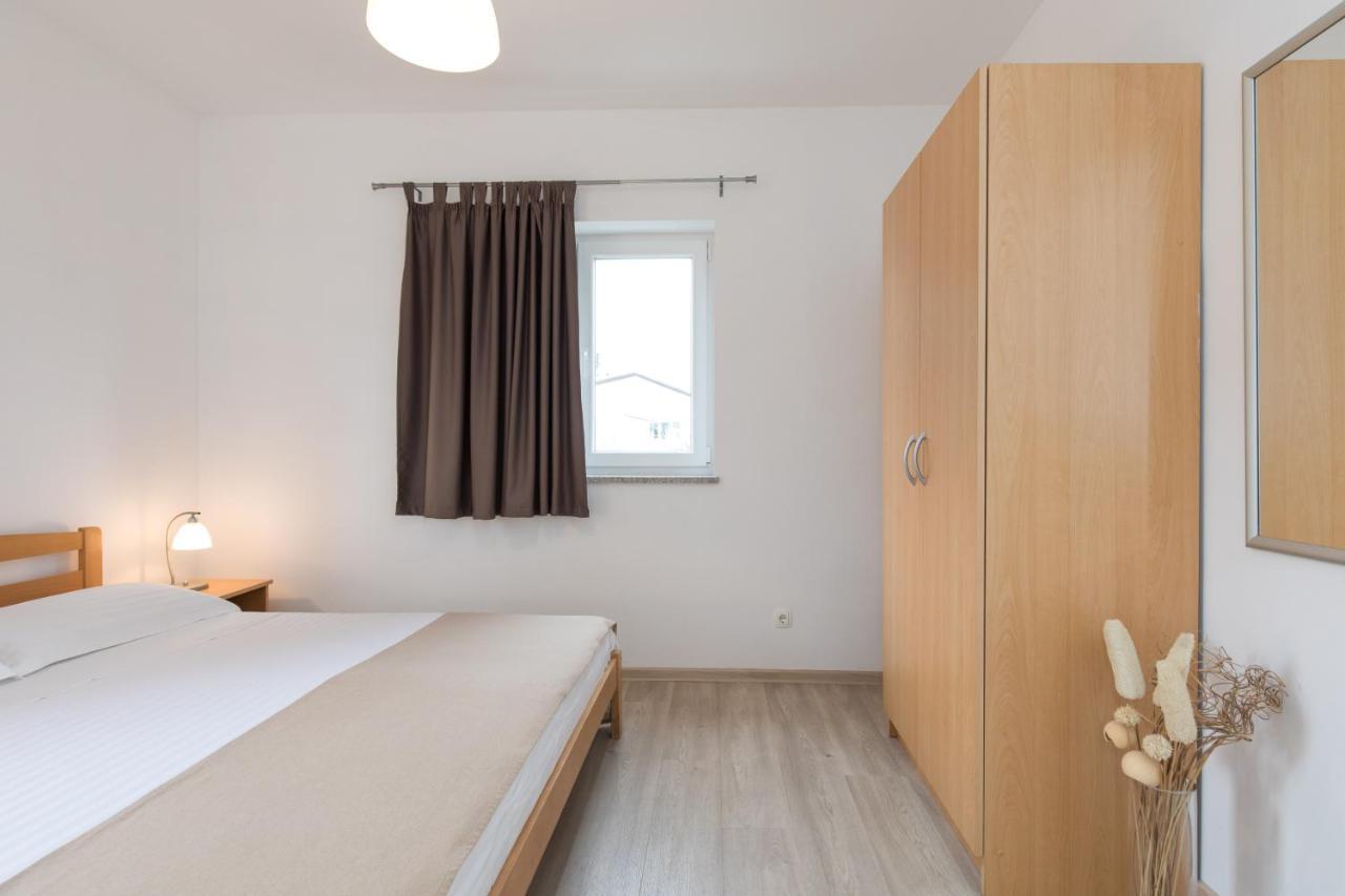 Apartmani Laura Krk クルク エクステリア 写真