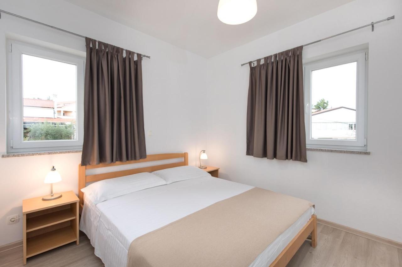 Apartmani Laura Krk クルク エクステリア 写真