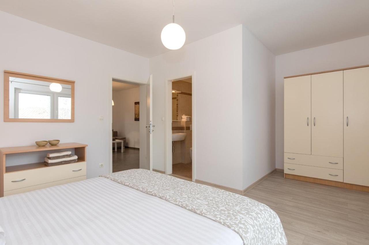 Apartmani Laura Krk クルク エクステリア 写真