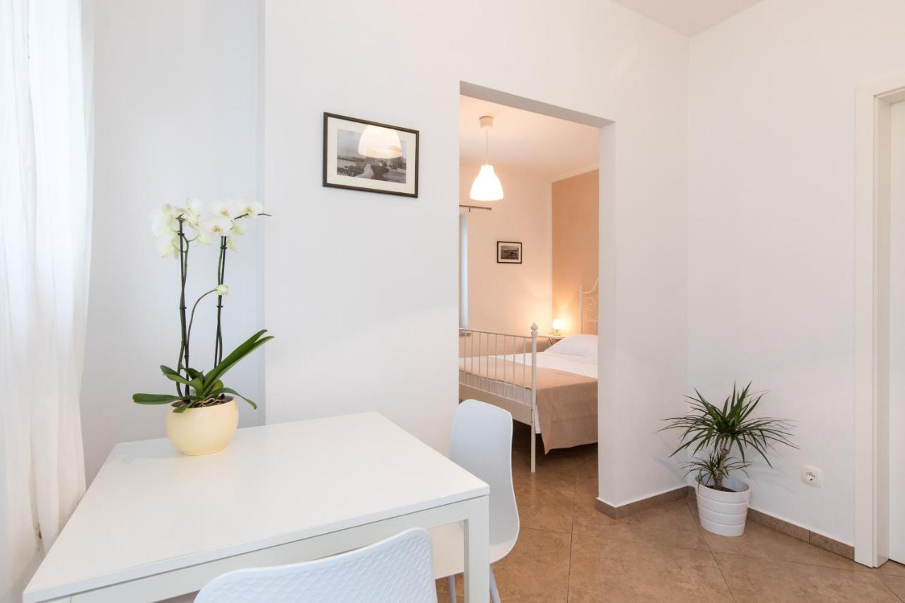 Apartmani Laura Krk クルク エクステリア 写真