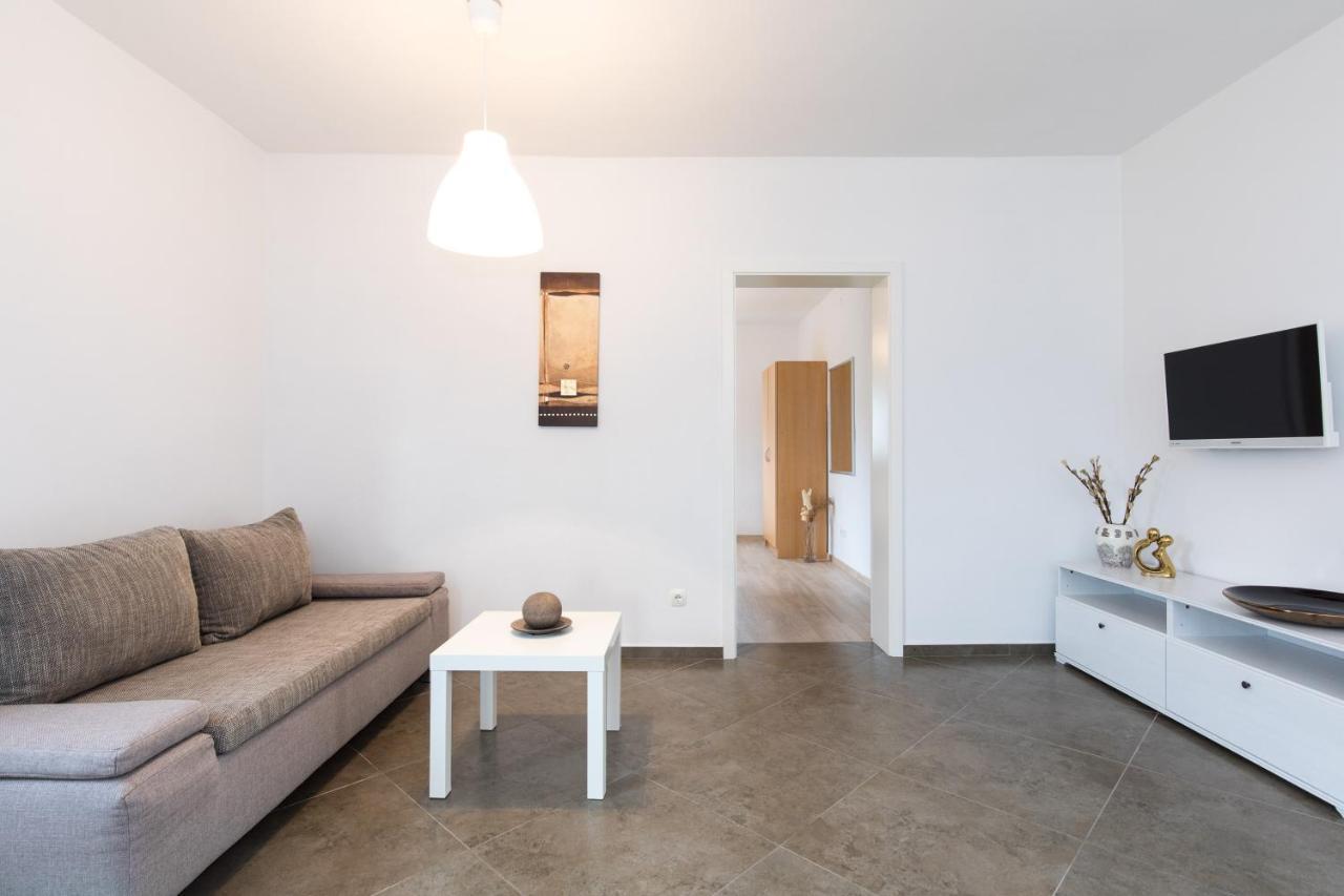 Apartmani Laura Krk クルク エクステリア 写真