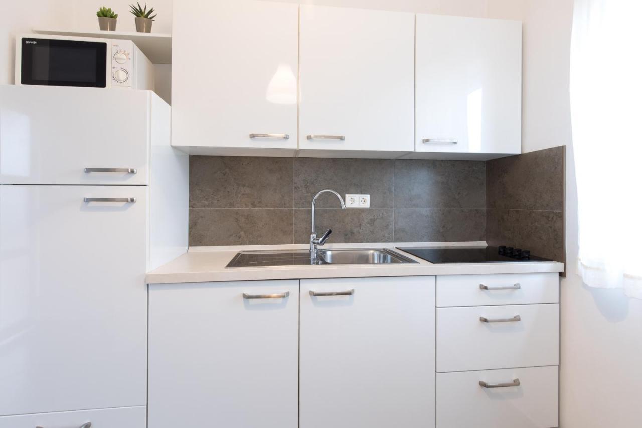 Apartmani Laura Krk クルク エクステリア 写真