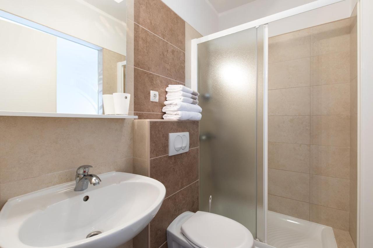 Apartmani Laura Krk クルク エクステリア 写真