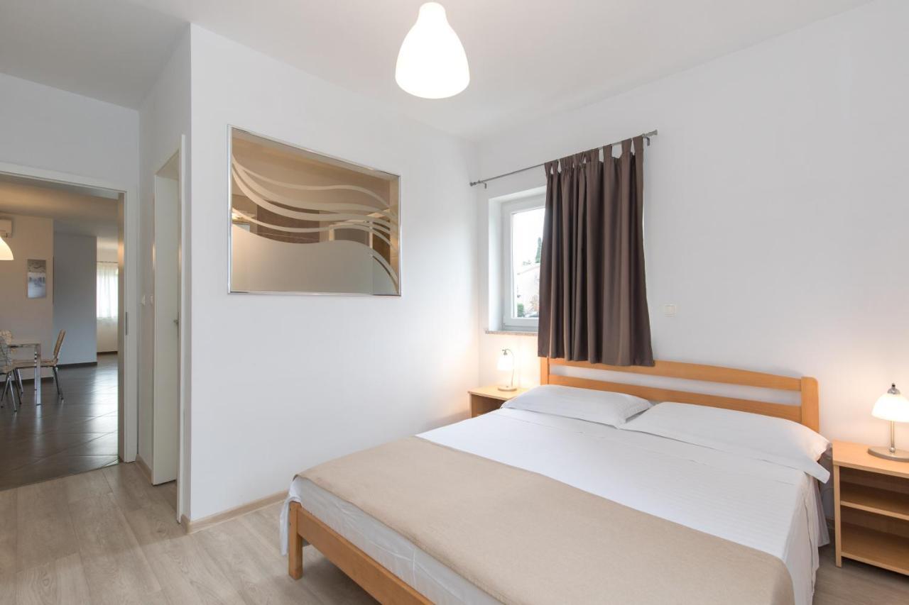Apartmani Laura Krk クルク エクステリア 写真