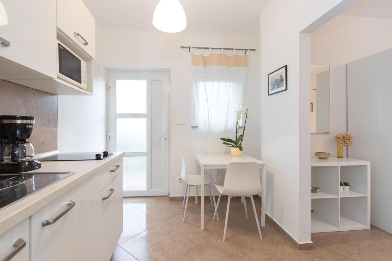Apartmani Laura Krk クルク エクステリア 写真