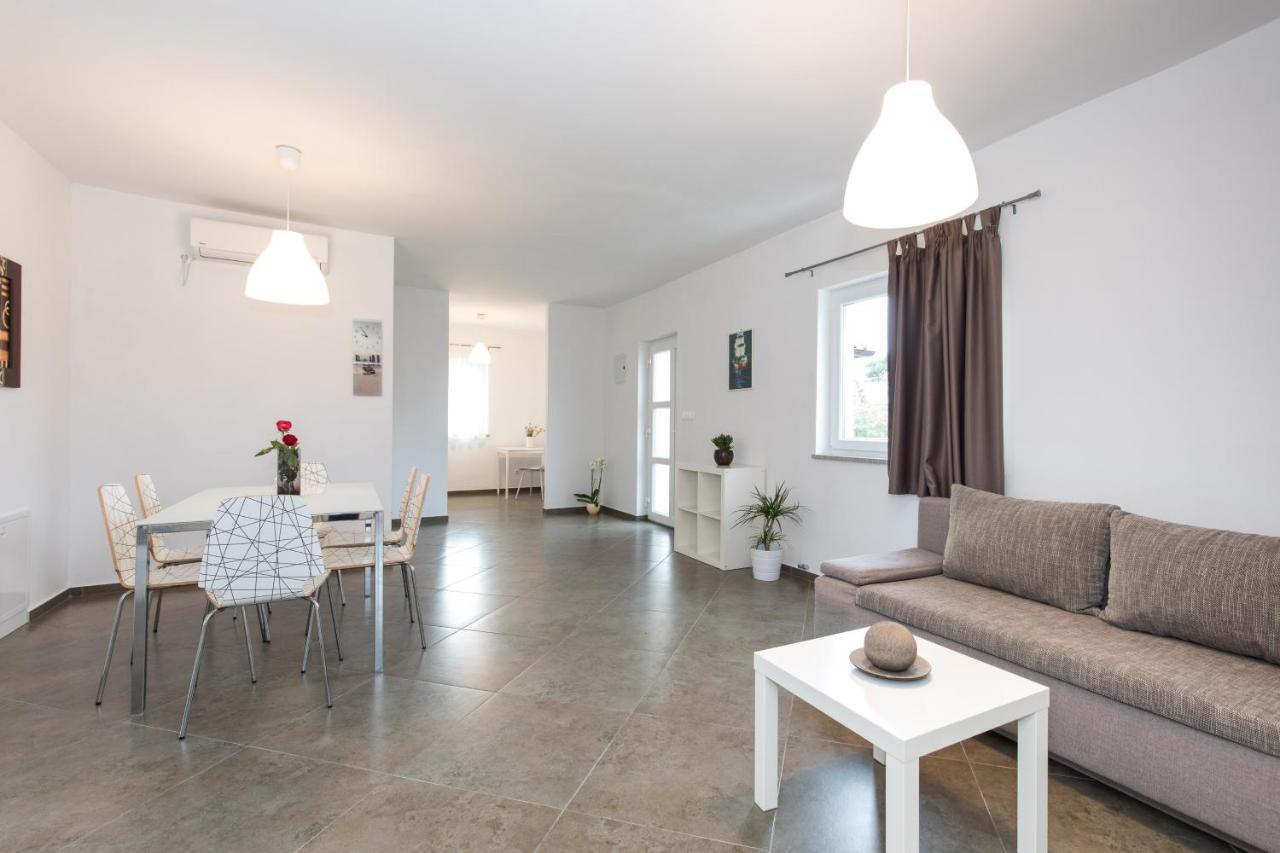 Apartmani Laura Krk クルク エクステリア 写真