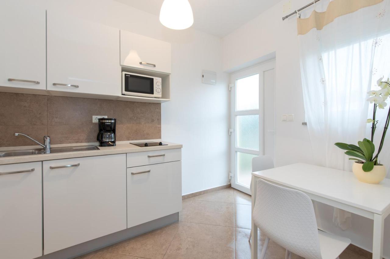 Apartmani Laura Krk クルク エクステリア 写真