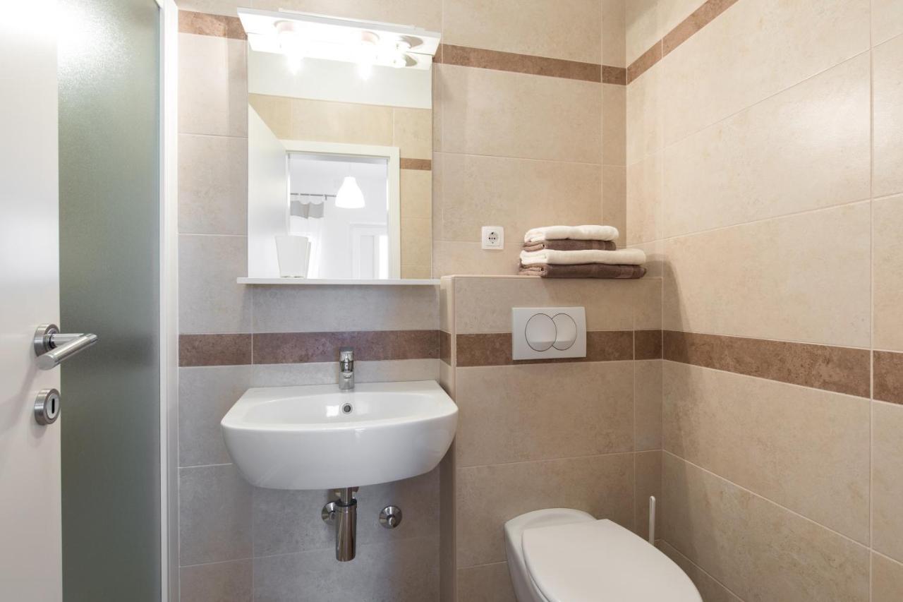 Apartmani Laura Krk クルク エクステリア 写真
