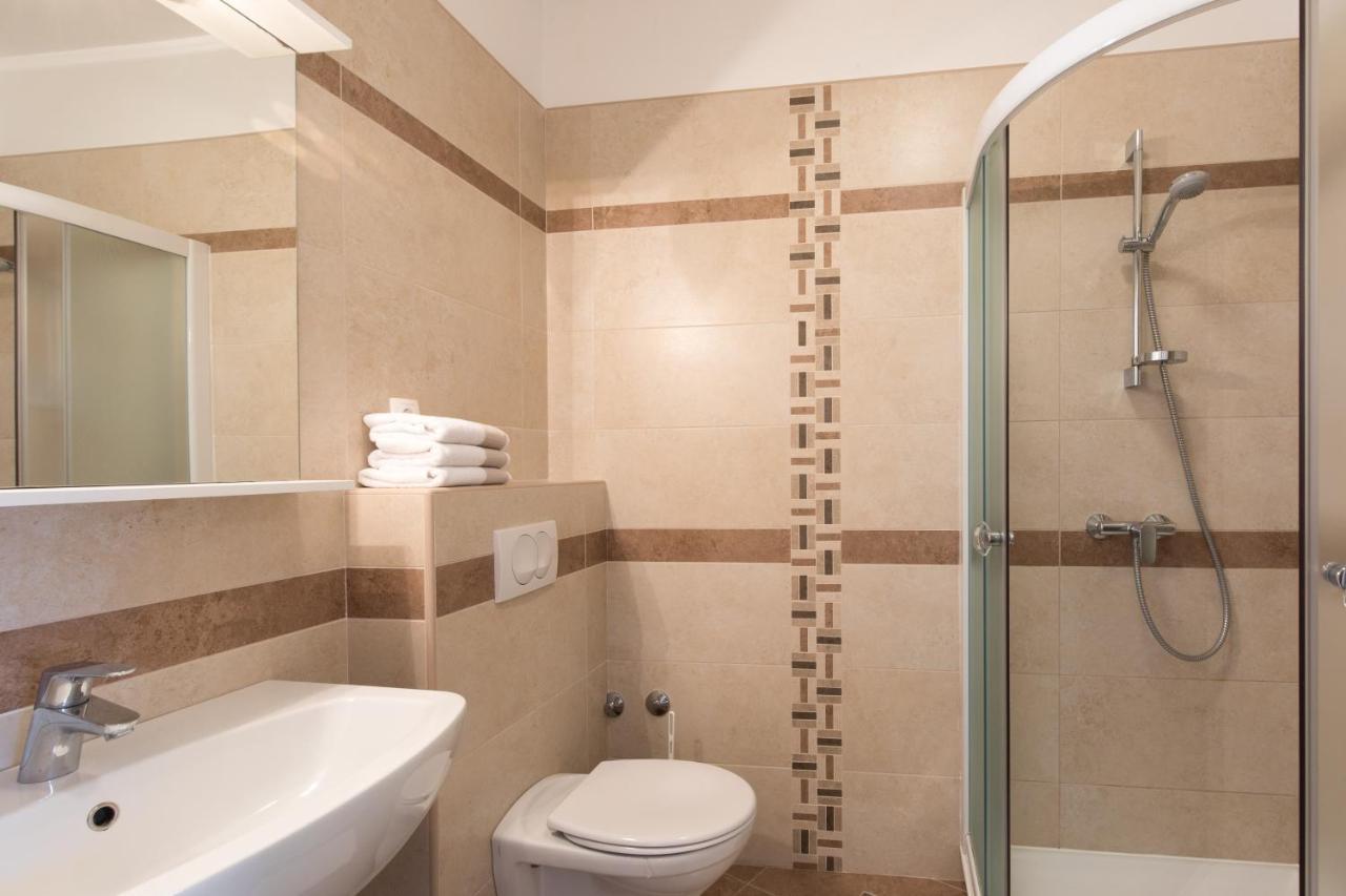 Apartmani Laura Krk クルク エクステリア 写真