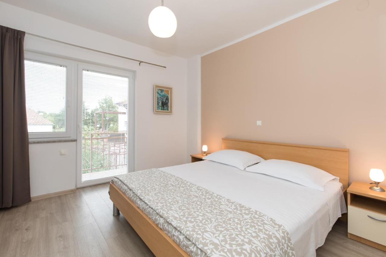 Apartmani Laura Krk クルク エクステリア 写真