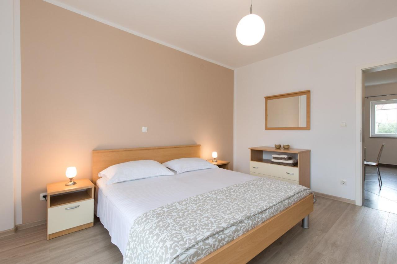 Apartmani Laura Krk クルク エクステリア 写真