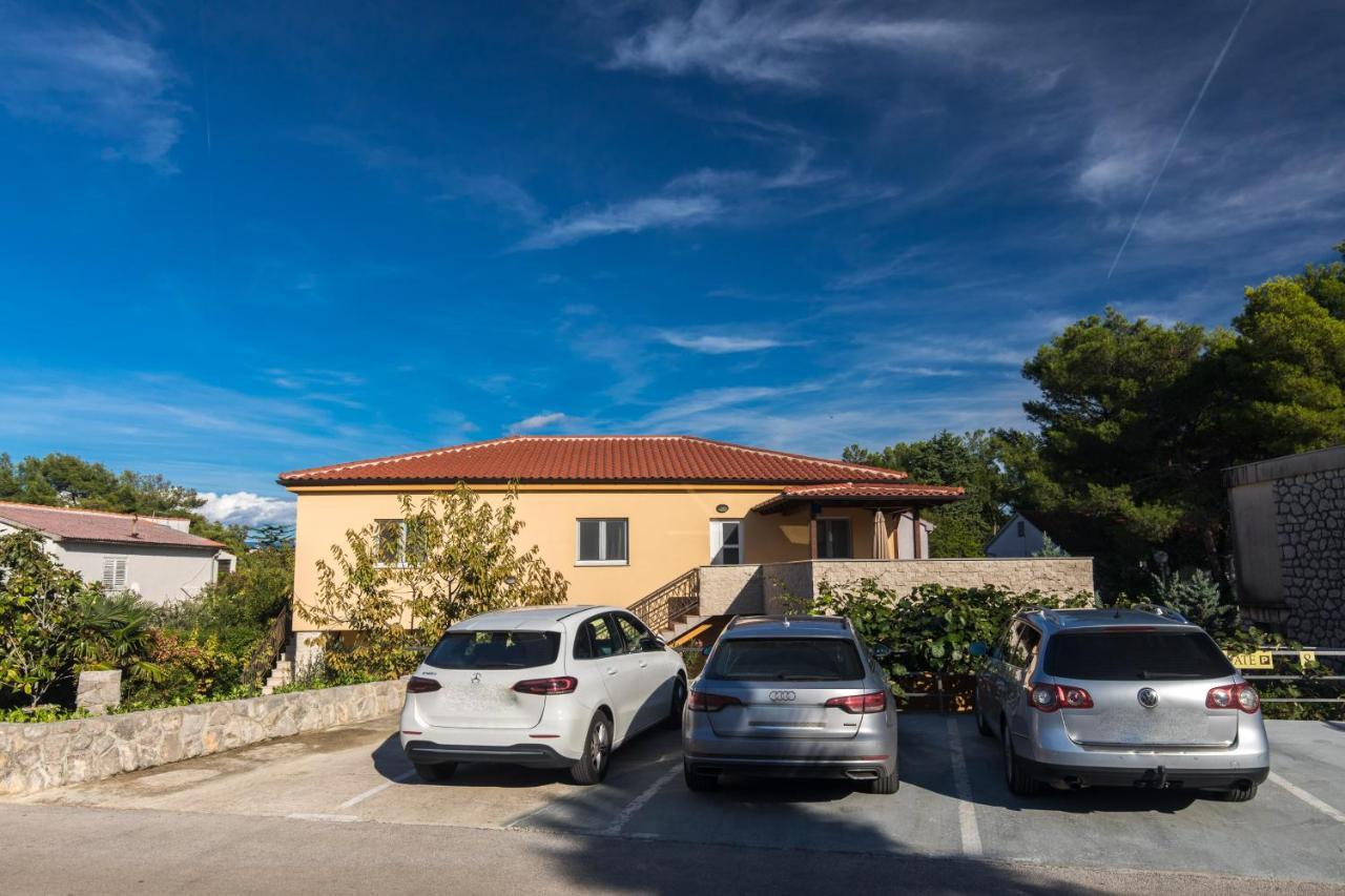 Apartmani Laura Krk クルク エクステリア 写真