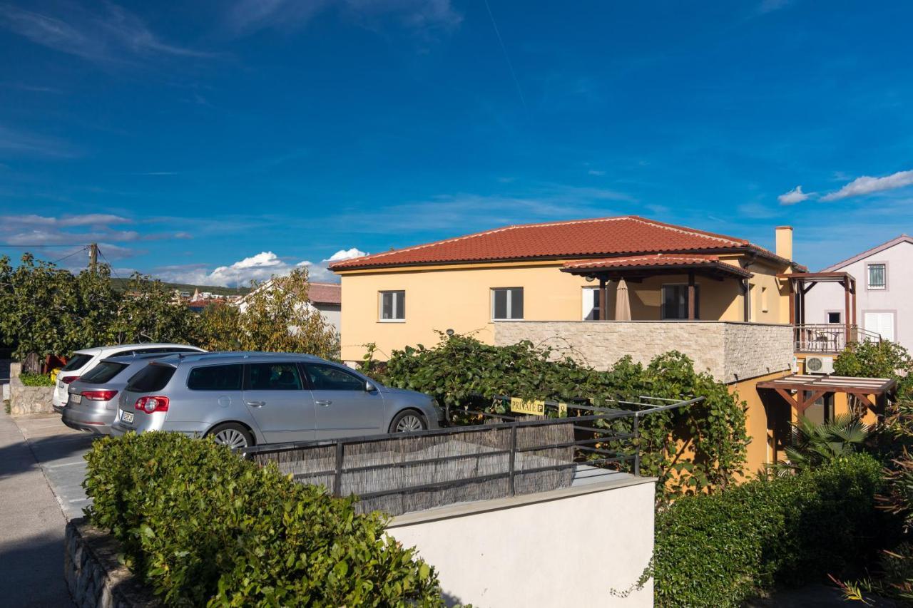 Apartmani Laura Krk クルク エクステリア 写真
