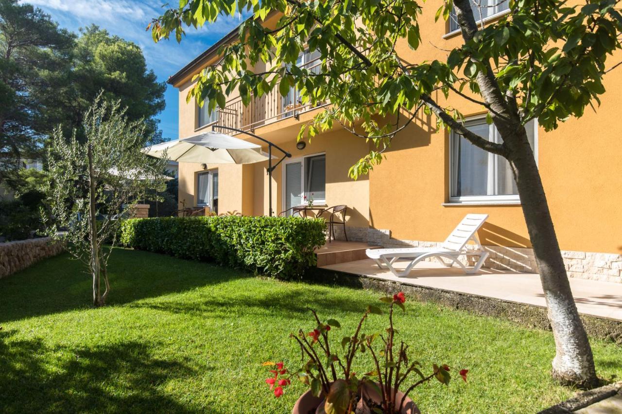Apartmani Laura Krk クルク エクステリア 写真