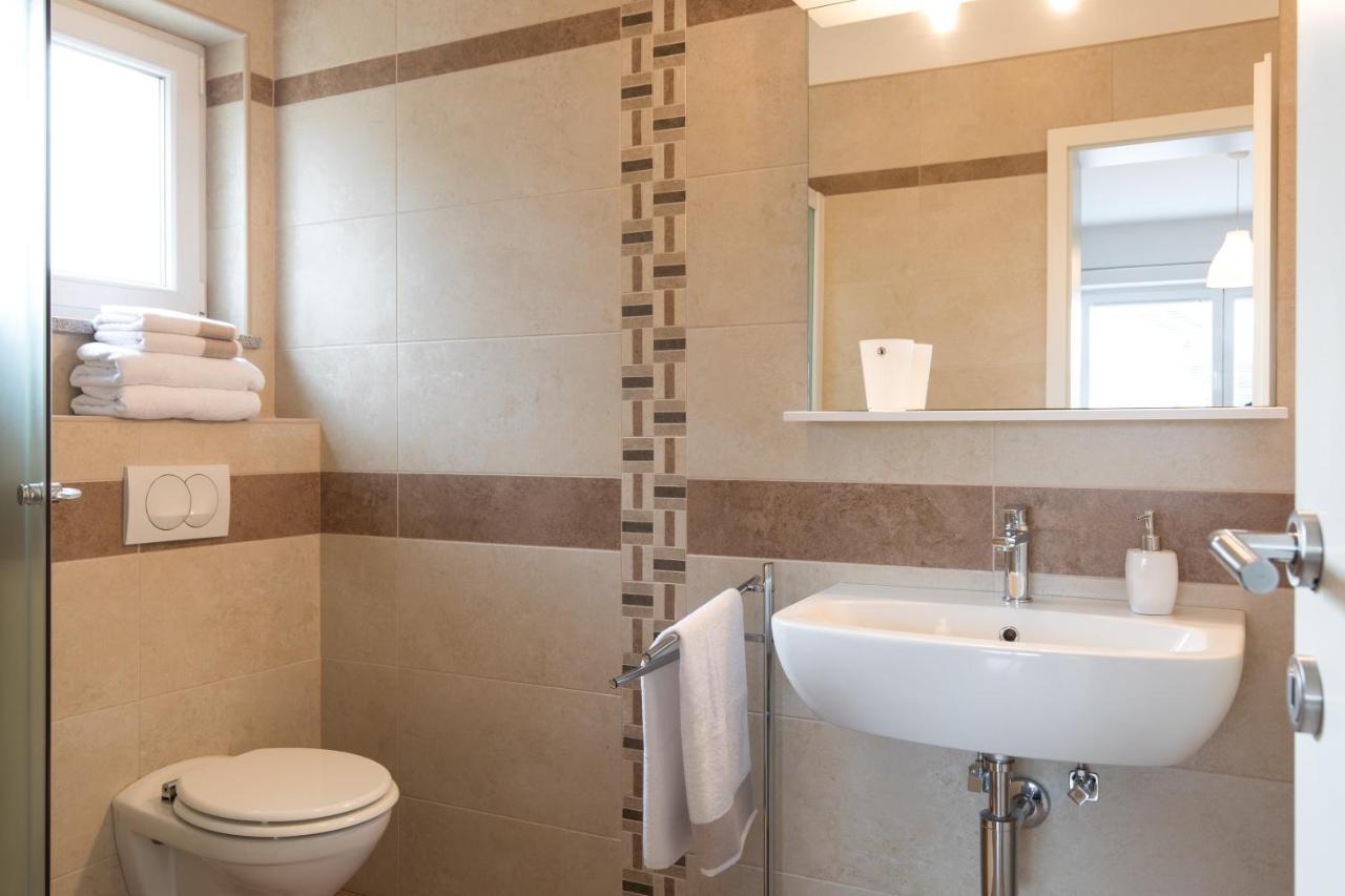 Apartmani Laura Krk クルク エクステリア 写真